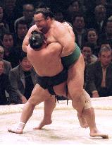 Hayateumi suffer first loss at Kyushu sumo